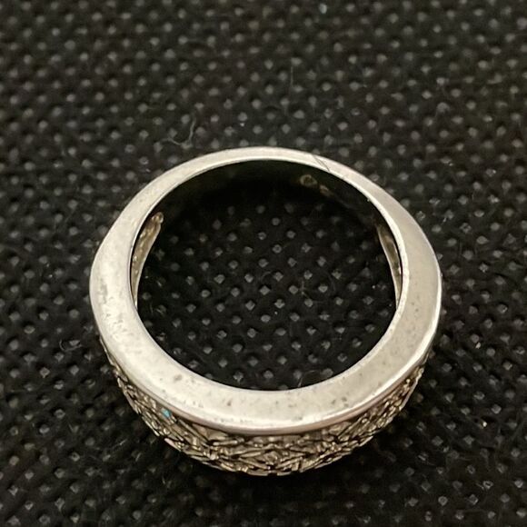 Beautiful ring  - Picture 6 of 8